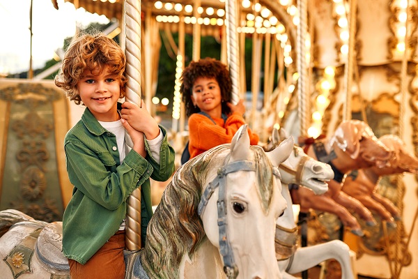 Deux enfants sur un carousel