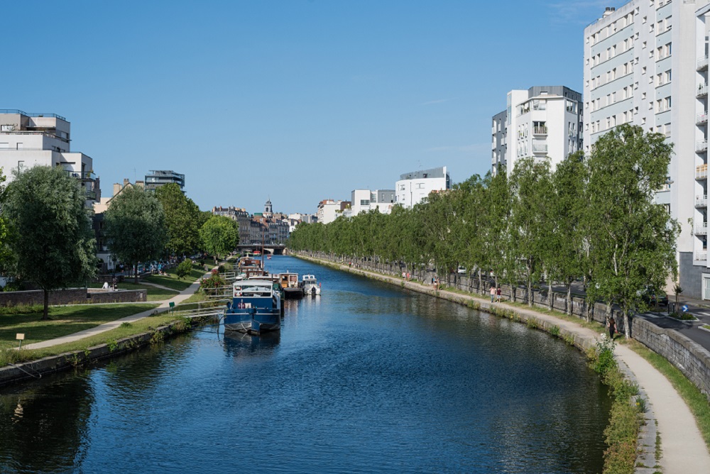 Explorer la ville en petits bateaux