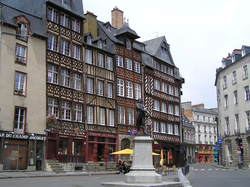 rue leperdit immeuble penche rennes hotel des lices